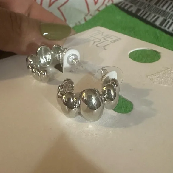 Time and Tru Silver Beaded Earrings - Picture 4 of 5